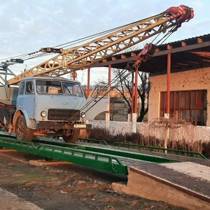 С железобетонной грузоприемной платформой С железобетонной грузоприемной платформой